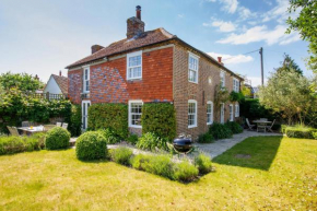Country cottage in pretty village quay views